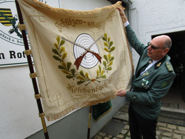 Präsident Guntram Tillack mit der restaurierten Fahne.