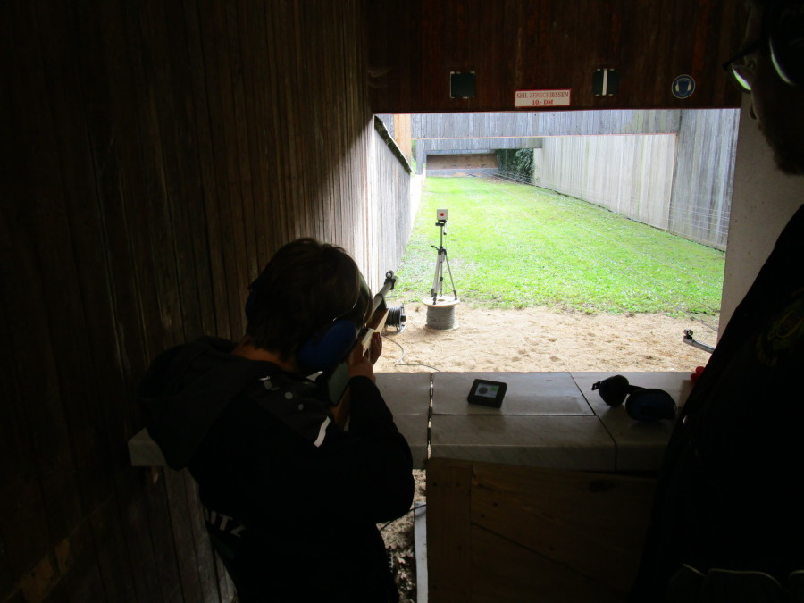 Die kleinsten Schützen bei ersten Zielversuchen mit dem Lichtgewehr.