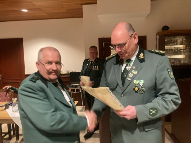 Schützenbruder Andreas Thiem (l.) wird befördert.