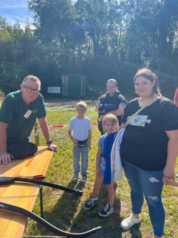 Ralf Rönsch (links) hatte viele junge Gäste beim Bogensport Ralf Rönsch (links) hatte viele junge Gäste beim Bogensport
