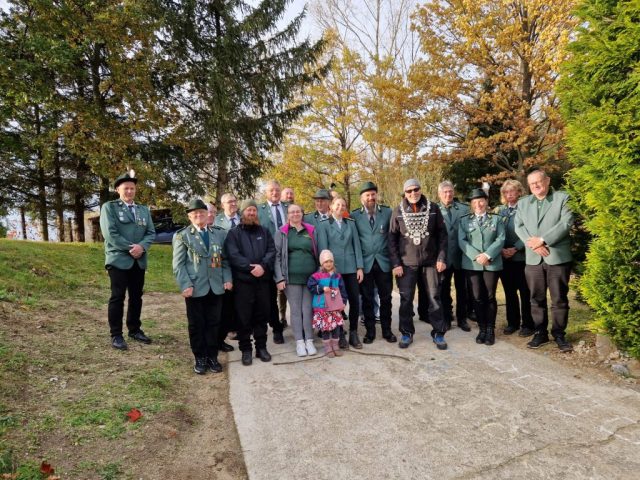 König Rainer im ungezwungenen Outfit im Kreise der 1. Kompanie