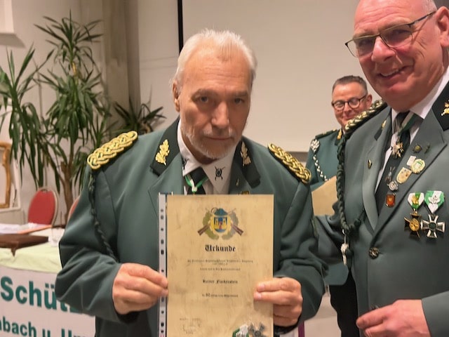 Reiner Fleckenstein wird für 30 Jahre Mitgliedschaft geehrt. Reiner Fleckenstein wird für 30 Jahre Mitgliedschaft geehrt.