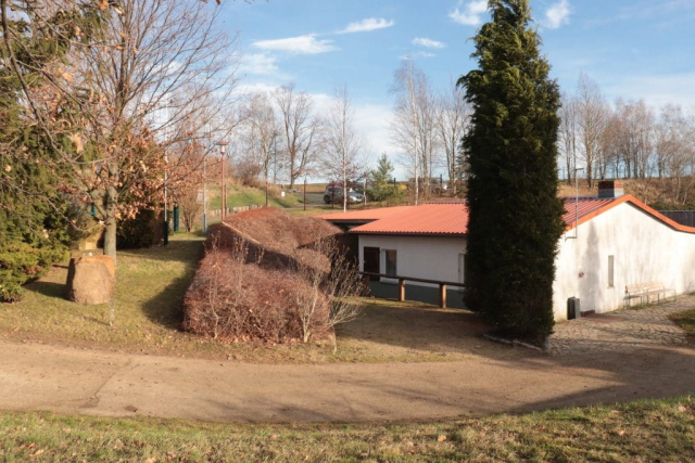 Blick über das Vereinshaus mit den überdachten Schießständen für 25, 50 und 100 m. Im Hintergrund: der Vereinsparkplatz
