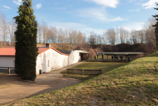 Blick am Vereinshaus und den Schießständen vorbei auf die Trap-Anlage