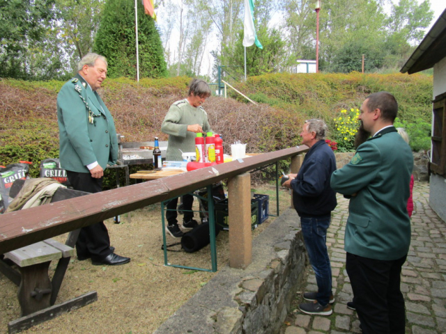 Schützenbruder und Regimentskönig Guido Fischer sorgt für das leibliche Wohl.