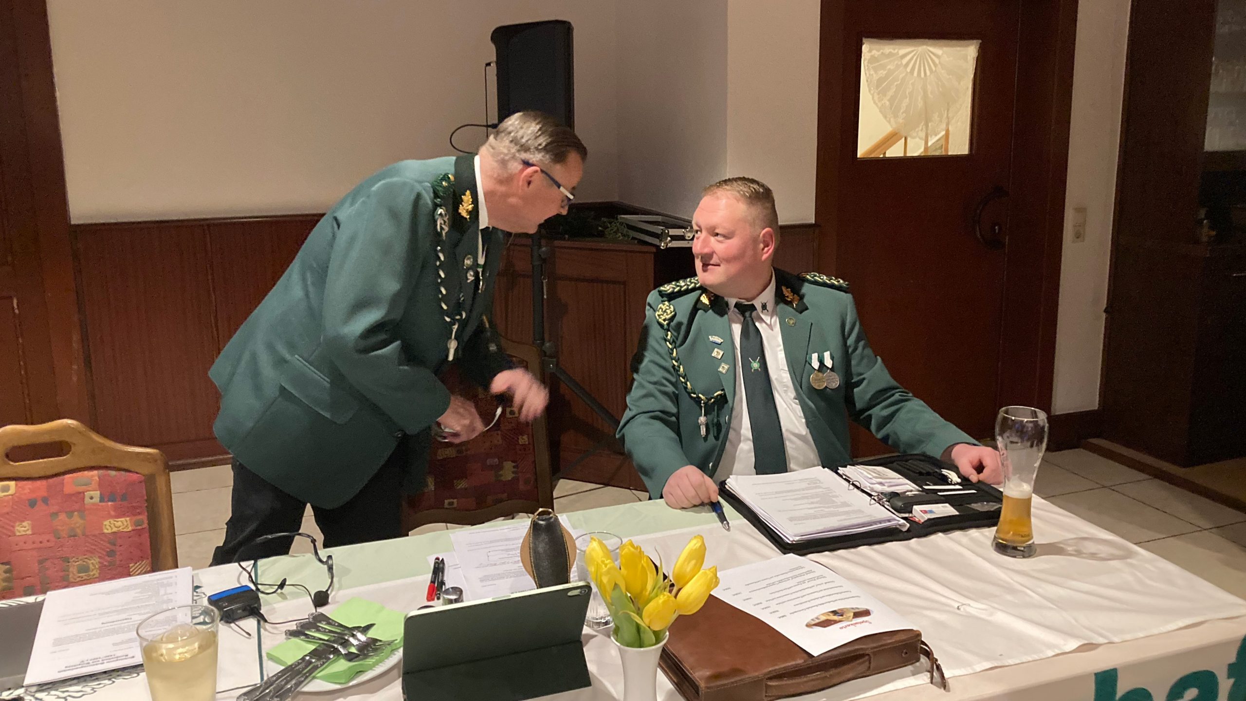 Versammlungsleiter Ralf Röntsch (li.) im Gespräch mit dem 2. Präsidenten Matthias Raute