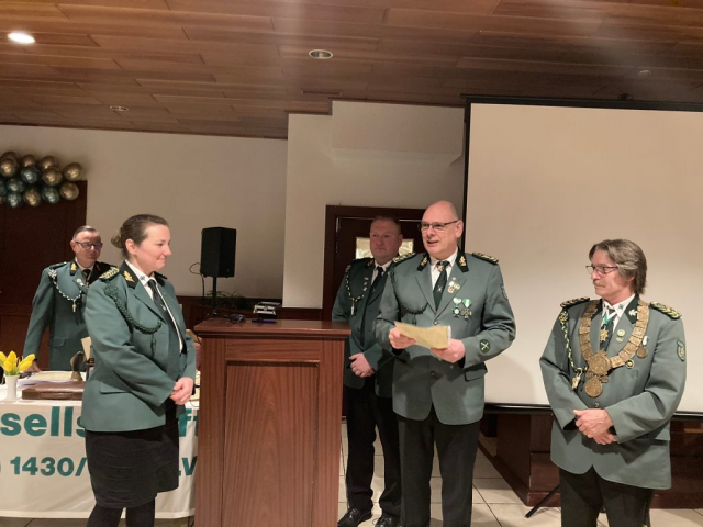 Erster Präsident Guntram Tillack und Regimentskönig Guido I. zeichnen Schützenschwester Sandy Slawick aus.