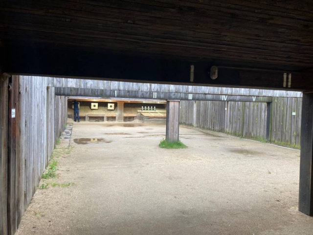 Zwei von vier Disziplinen: auf 25 m Pistolenscheibe und Biathlonanlage