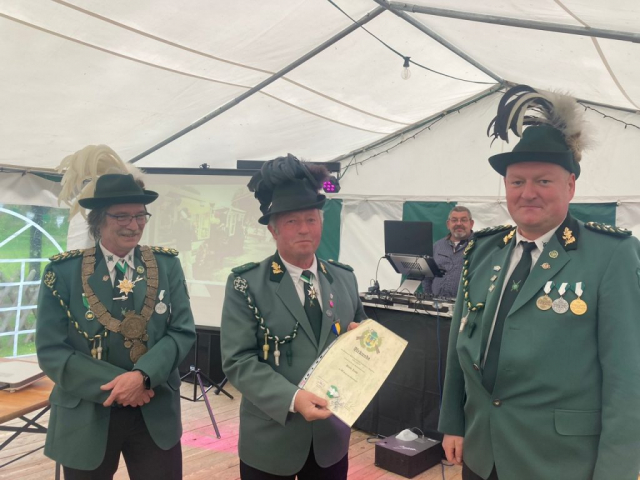 Auszeichnung von Dieter Linke (Mitte) für 30 Jahre Mitgliedschaft.