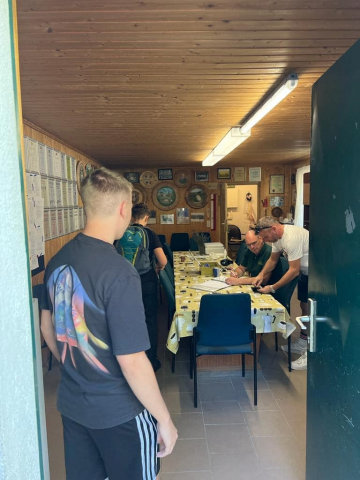 Guntram Tillack (sitzend) kümmert sich persönlich um die Schießgäste (Foto: Andreas Dinger) Guntram Tillack kümmert sich persönlich um die Schießgäste (Foto: Andreas Dinger)