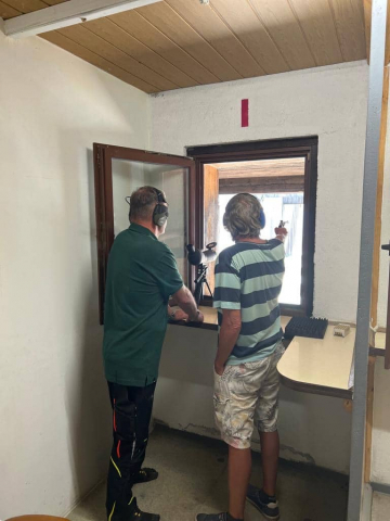 Die Gäste konnten mit einem Großkaliberrevolver schießen (Foto: Andreas Dinger) Die Gäste konnten mit einem Großkaliberrevolver schießen (Foto: Andreas Dinger)