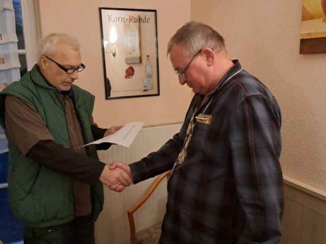 Königsschießen 2023: Stefan Thiele (r.) ist Kompaniekönig 2023. Reiner Fleckenstein inthronisiert. (Foto: Hartmut Richter)