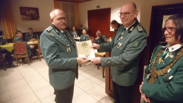 Norbert Scholz (l.) wird mit der Medaille für besondere Verdienste in Silber geehrt.