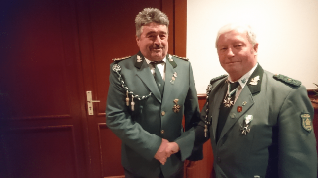 Hauptmann Dieter Linke (r.) gratuliert dem mehrfach ausgezeichneten Christoph Sommer.