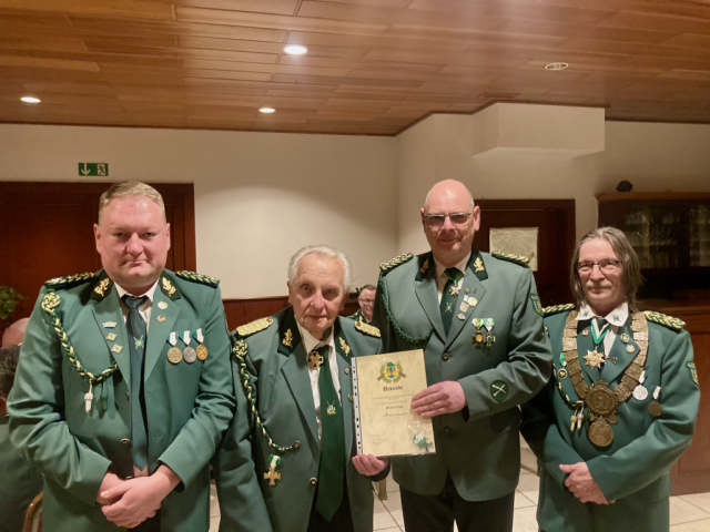 Ehrenpräsident und Ehrenmitglied Manfred Vogel (2. v. l.) erhält die Auszeichnung für 30 Jahre treue Mitgliedschaft Ehrenpräsident und Ehrenmitglied Manfred Vogel (2. v. l.) erhält die Auszeichnung für 30 Jahre treue Mitgliedschaft