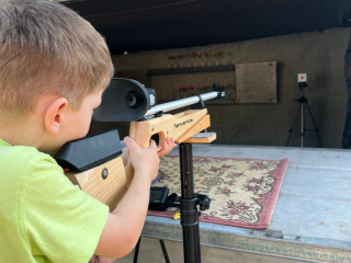 Die Kleinsten bei Zielübungen mit dem Lichtgewehr.