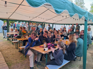 Gäste und Schützen verfolgen das Programm.