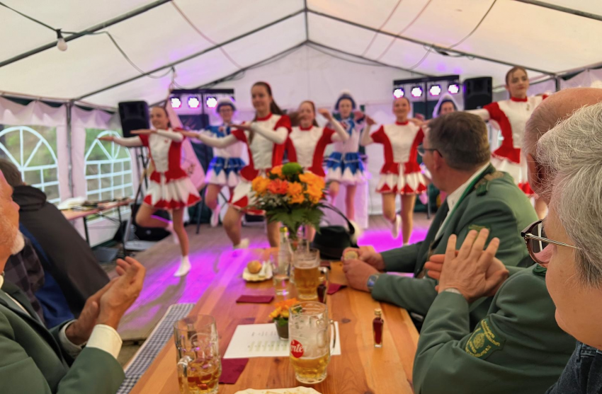 Tanz der Funkengarde auf dem Schützenfest 2024.