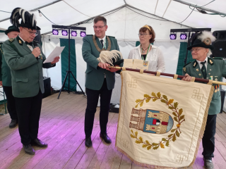 Jörg I. leistet seinen Fahneneid.