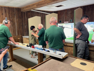 Auf der 50-Meter-Bahn konnten diverse Kleinkalibergewehre ausprobiert werden