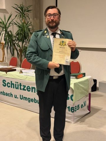 Sebastian Schmidt wird mit dem Orden für besondere Verdienste in Silber ausgezeichnet.