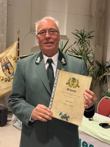 Norbert Lode wird für 30 Jahre Mitgliedschaft geehrt.