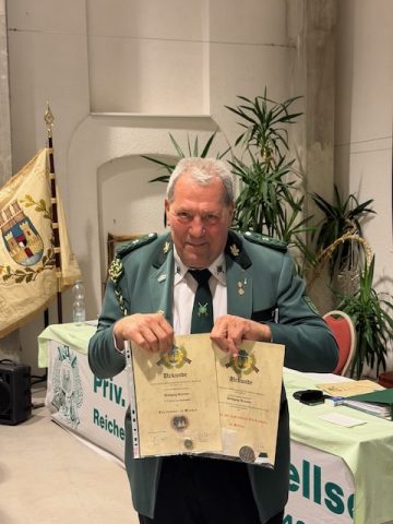 Wolfgang Knauber mit der Ehrennadel in Bronze und dem Orden für besondere Verdienste in Silber